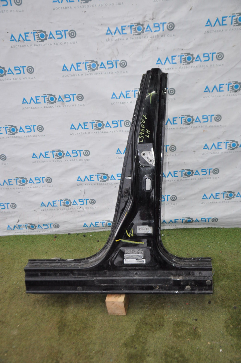 The center left body pillar of the Lexus LS460 LS600h 07-17 was sawed off.