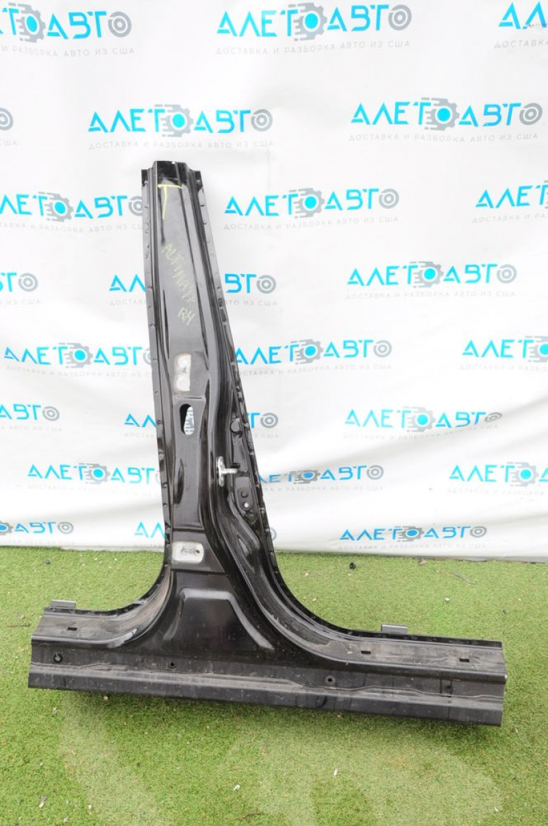 The central right body pillar of Nissan Altima 13-18 is sawed off