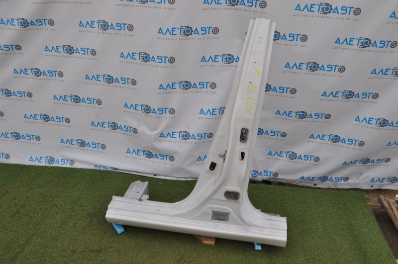 The central left body pillar of Nissan Versa Note 13-19 is sawed off
