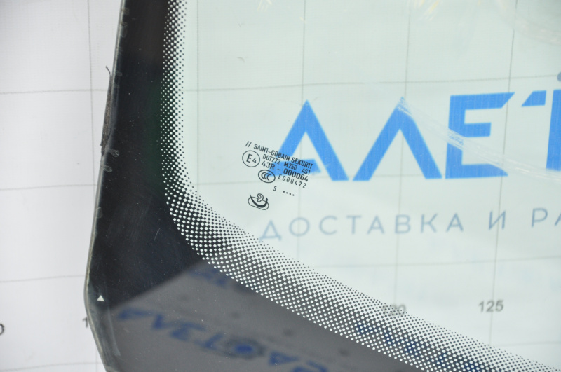 Windshield VW Tiguan 09-18 SAINT-GOBANA SEKURIT, air on the edge, chips, scratches