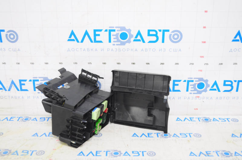 Underhood fuse box VW Passat b8 16-19 USA, broken latch on cover