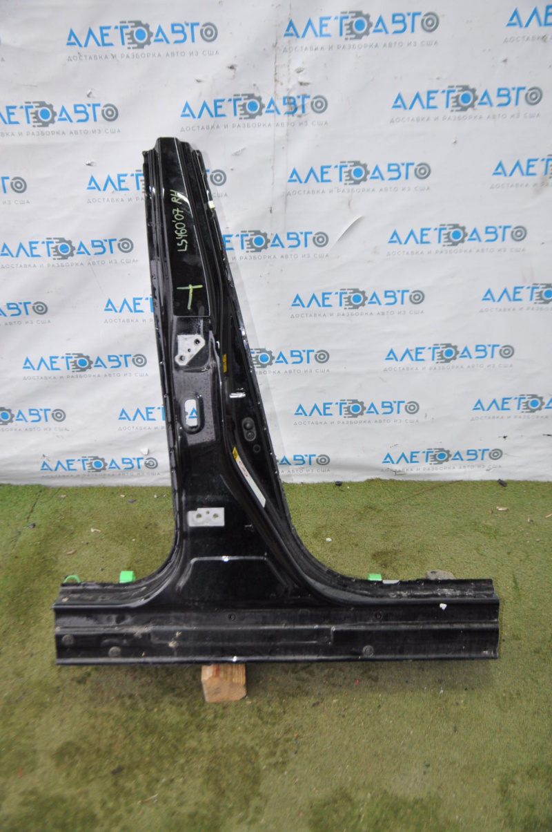 The right center pillar of the Lexus LS460 LS600h 07-17 was sawed off.