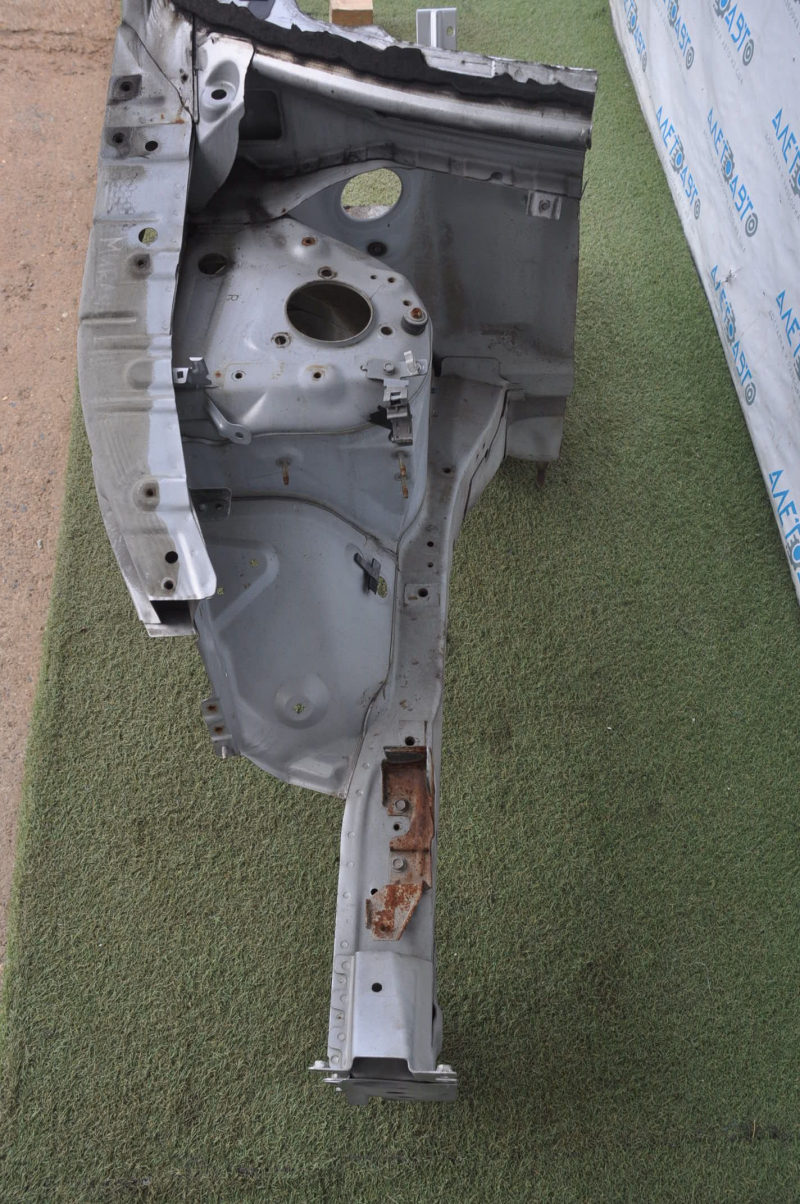 Front right quarter Nissan Murano z50 03-07 silver dented