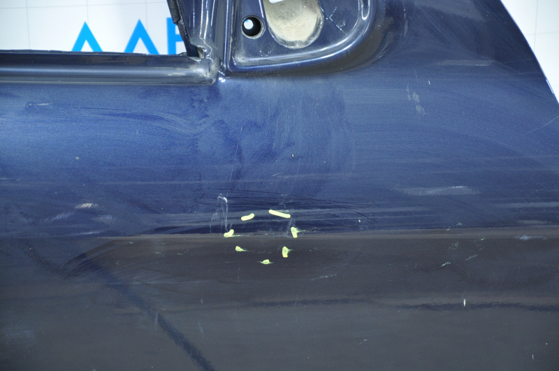 The front right door is bare, Mercedes X164 GL W164 ML, blue bumpers.