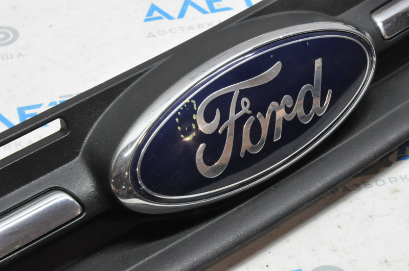 Grill grill Ford Escape MK3 13-16 with emblem chrome strip, dent on emblem, bumps on chrome