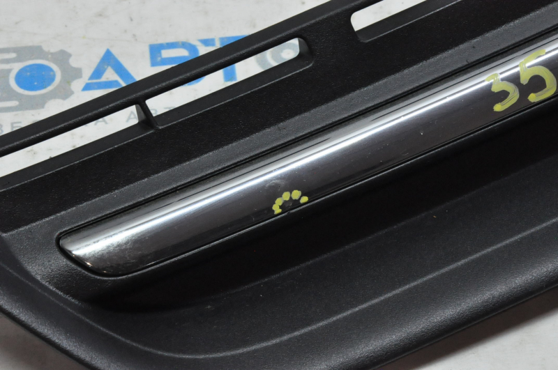Grill grill Ford Escape MK3 13-16 with emblem chrome strip, dent on emblem, bumps on chrome