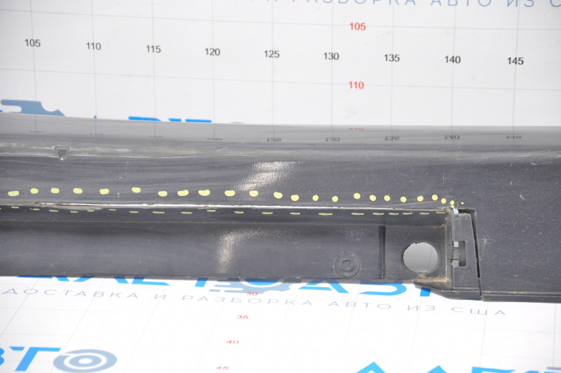 Right threshold Toyota Prius 30 10-15 graphite fracture, tear of lower fastening, broken fastenings inside