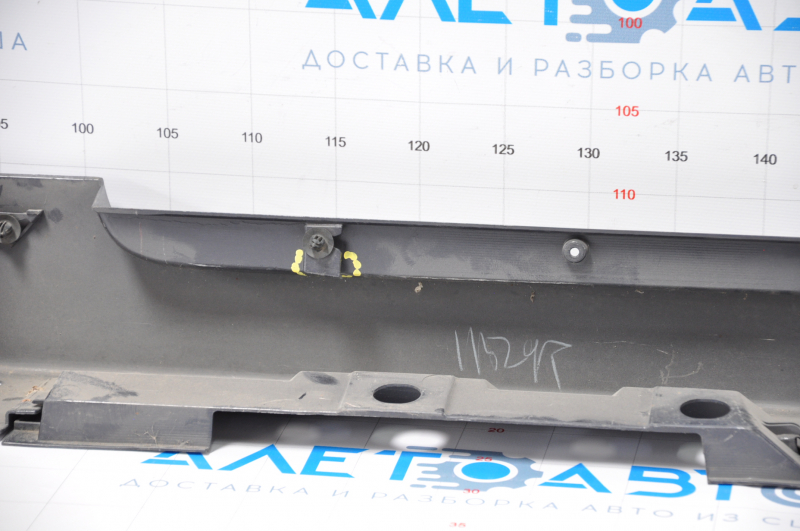 Right threshold Toyota Prius 30 10-15 graphite fracture, tear of lower fastening, broken fastenings inside