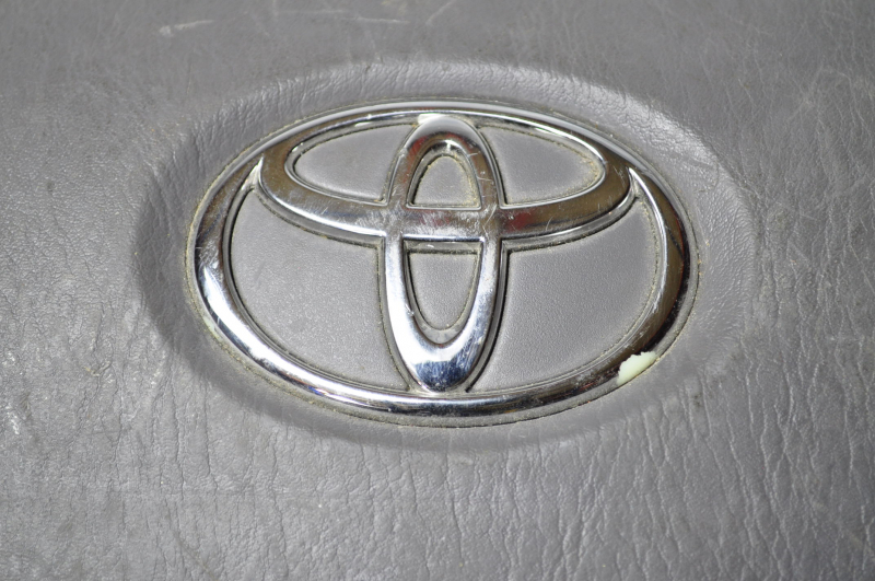 Airbag in the driver's steering wheel of a Toyota Camry v30 02-04, gray, scratches, chrome peeling
