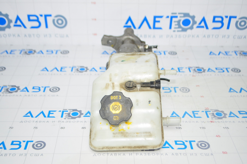 Chevrolet Volt 11-15 brake master cylinder with reservoir and cover