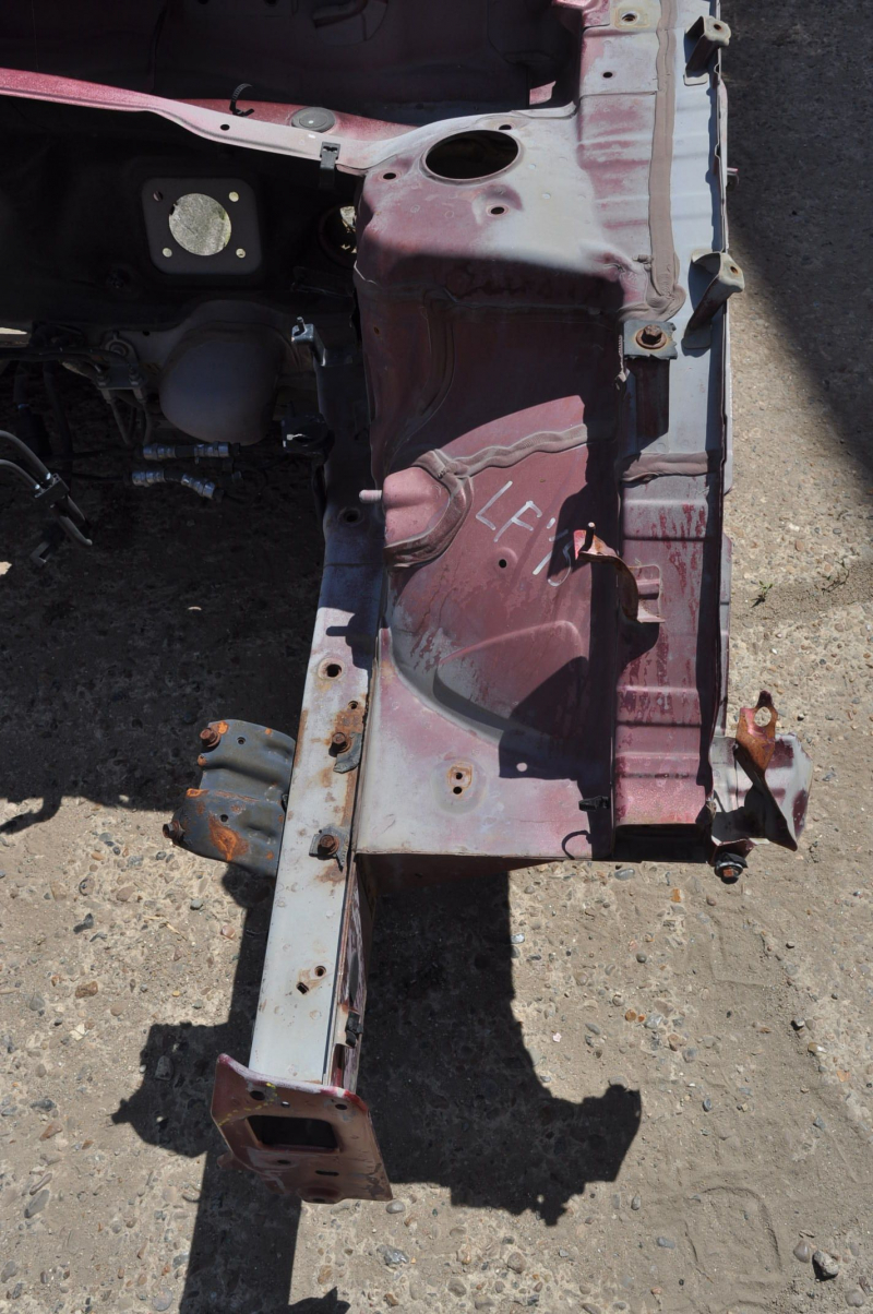Front left quarter Hyundai Sonata 15-19 red on the body, dented side member nose, bumps