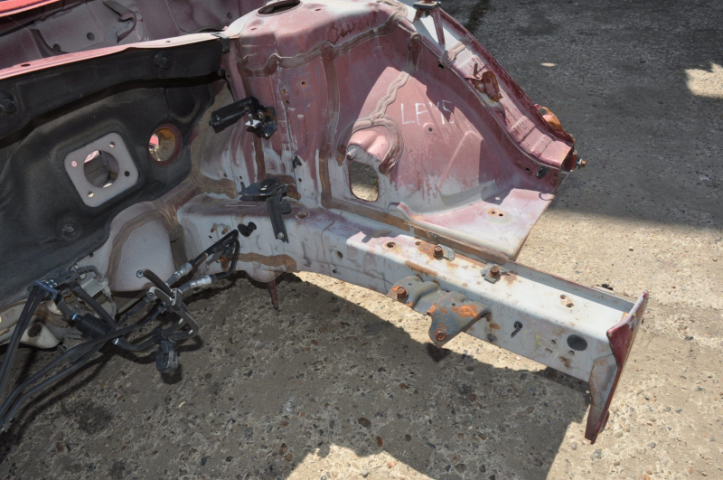 Front left quarter Hyundai Sonata 15-19 red on the body, dented side member nose, bumps