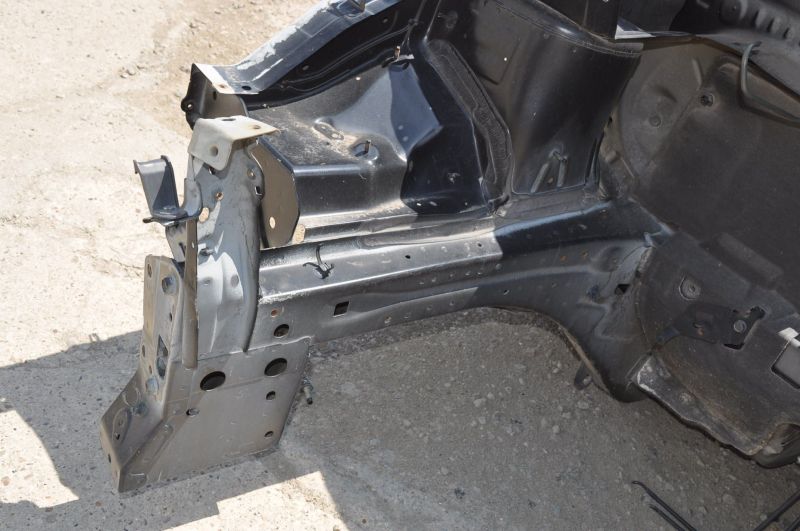 Front right quarter Nissan Leaf 13-17 black on the body