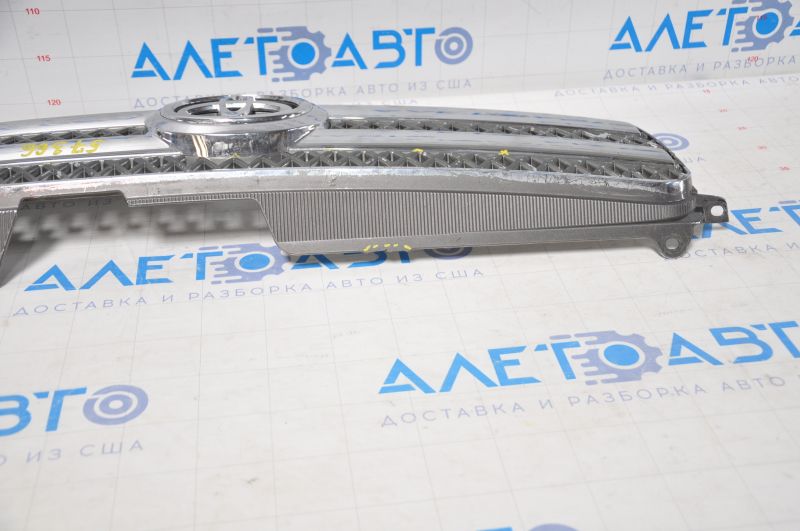Toyota Highlander 2007 grille with emblem, cracks, broken fasteners, peeling chrome