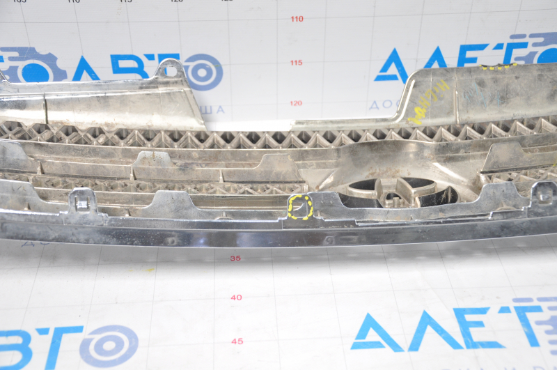Toyota Highlander 2007 grille with emblem, cracks, broken fasteners, peeling chrome