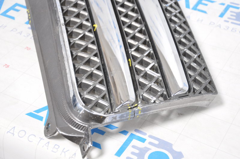 Toyota Highlander 2007 grille with emblem, cracks, broken fasteners, peeling chrome