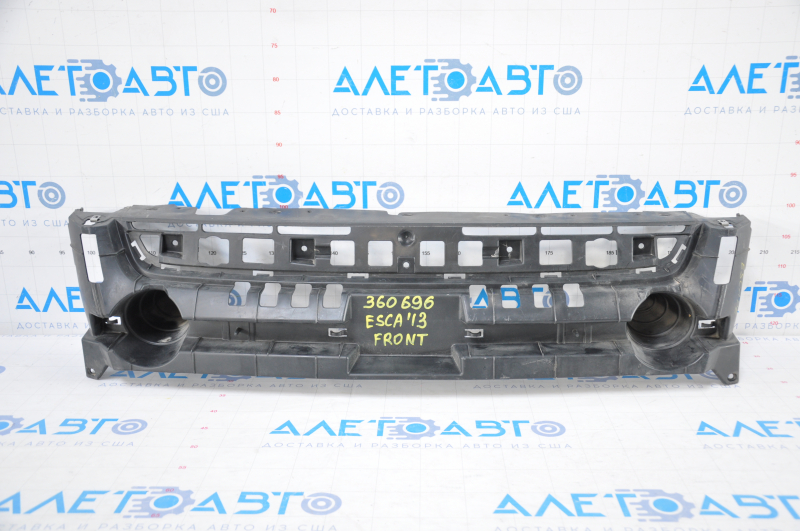 The radiator grille support Ford Escape MK3 13-16 pre-rest is dented, there are tears
