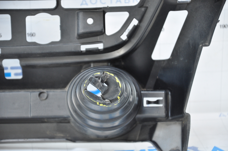 The radiator grille support Ford Escape MK3 13-16 pre-rest is dented, there are tears