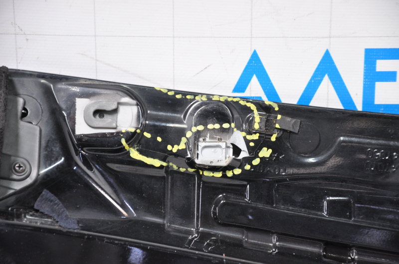 Toyota Prius 30 10-15 trunk door spoiler broken fasteners, cracks