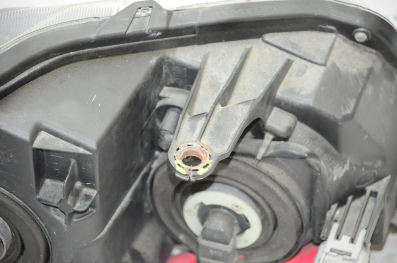 Headlight front left Subaru Forester 14-16 bare SJ prerest halogen, dark, broken crepe, needs polishing, varnish peeled off