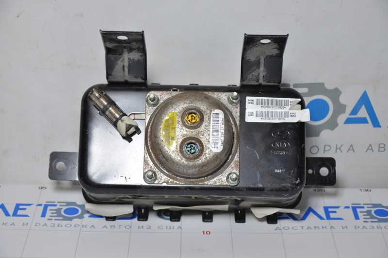 The passenger airbag in the dashboard of the Hyundai Azera 12-17