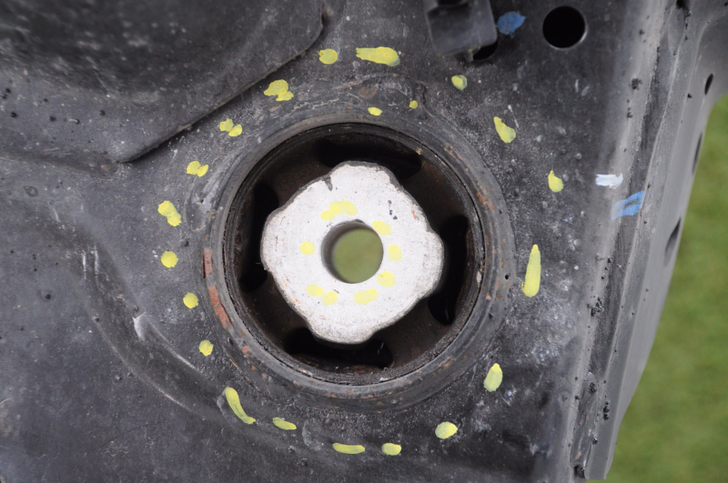 Rear subframe Dodge Challenger 15-15 5.7 cracked 2 S/B, cracked 2 S/B on the gearbox