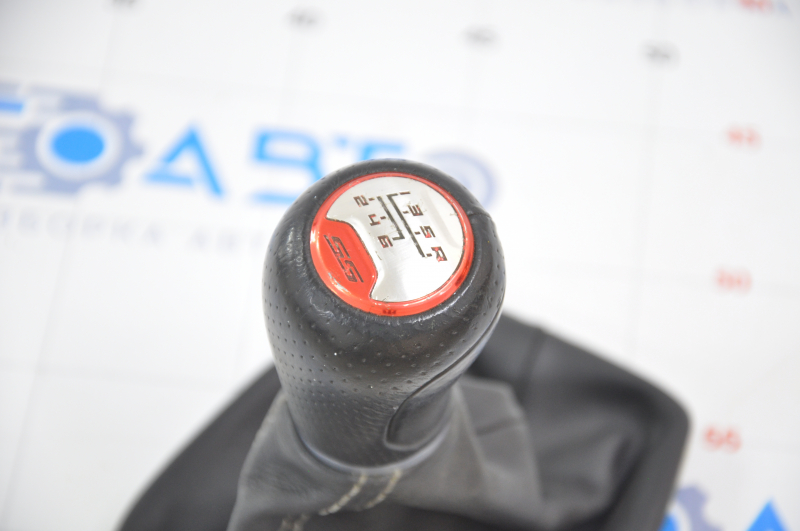 Chevrolet Camaro 16-23 SS 6.2 manual transmission knob black leather scratches on the knob, worn leather