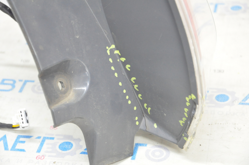 Light outer wing right Nissan Rogue 14-16 chip on glass, crack on body