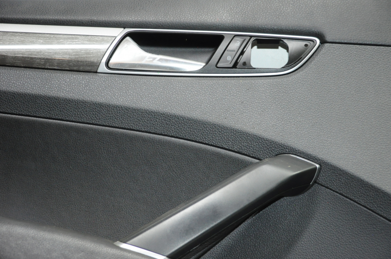 Door trim card front left VW Passat b8 16-19 USA black with black insert leather, armrest leather, molding under the tree black gloss, break crepe, scratches