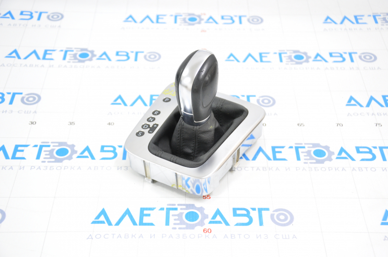 Automatic transmission knob with shifter cover VW Tiguan 09-17 black leather, chrome cover, scratches on leather, broken fasteners
