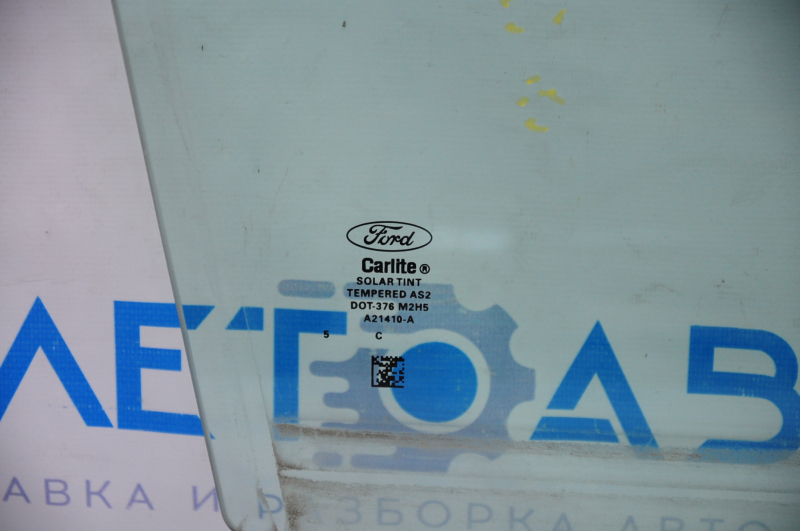Glass door front right Ford Focus mk3 15-18 rest scratches