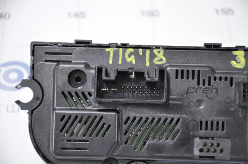 Climate control VW Tiguan 18-21 without heated seats, scratched and rubbed glass