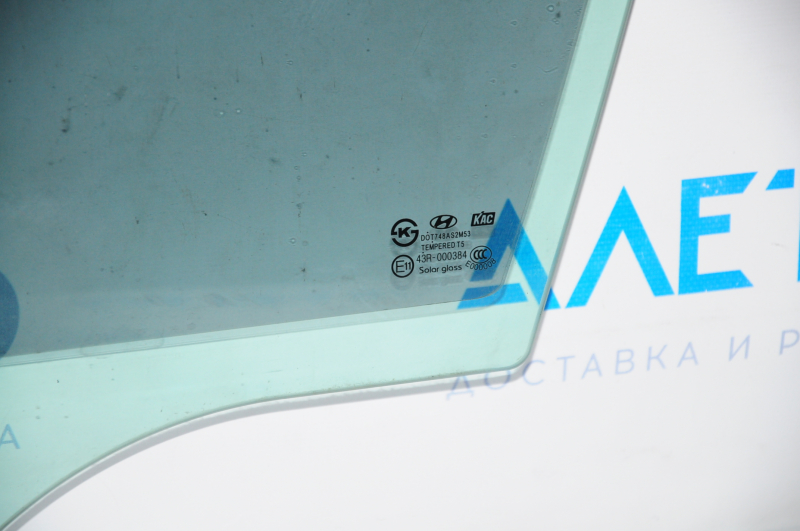Glass of the front left door Hyundai Azera 12-17 scratches
