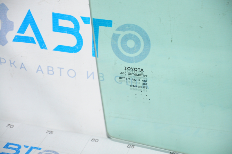 Glass door rear right Toyota Camry v55 15-17 usa scratches