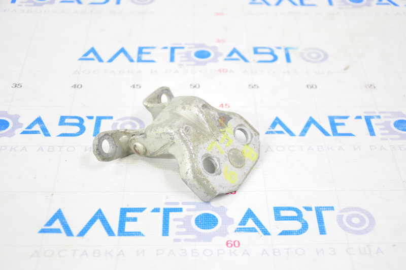 Upper front left door hinge for a Subaru b9 Tribeca