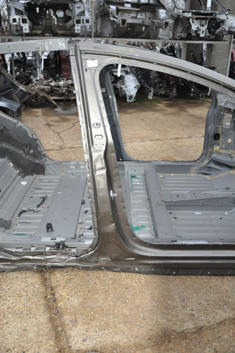 Tesla Model X 16-21 center right body pillar on the body, dented