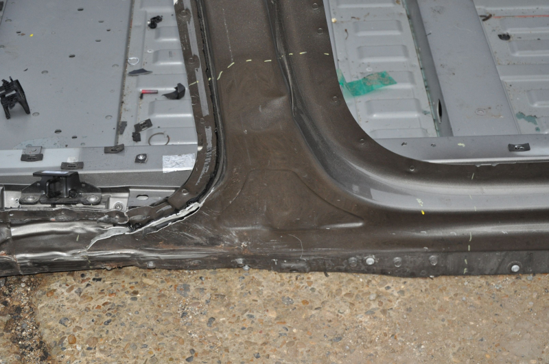 Tesla Model X 16-21 center right body pillar on the body, dented