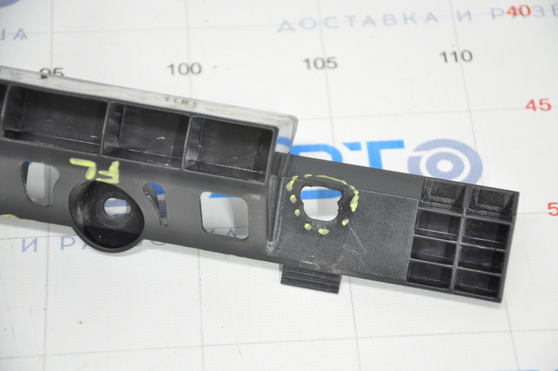 Bracket of the lower door trim of the front left Infiniti QX50 19-20 break