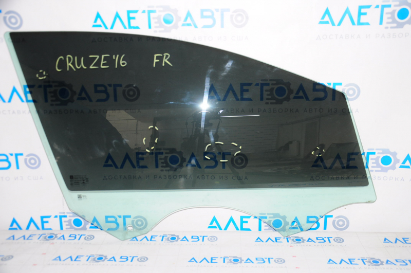 Front right door glass Chevrolet Cruze 16 - scratches