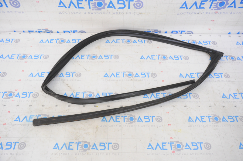 Front right glass seal for Lexus GS300 GS350 GS430 GS450h 06-11
