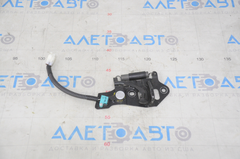 Counter part of the trunk lid lock Lexus GS300 GS350 GS430 GS450h 06-11