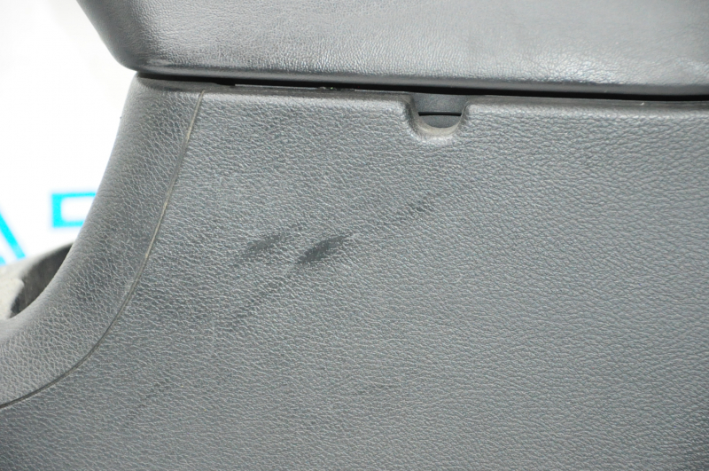 Console center armrest and cup holders Jeep Cherokee KL 14-18 black leather, white stitching, scratches