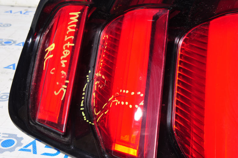 Left taillight Ford Mustang mk6 15-17 without chrome strip, cracks