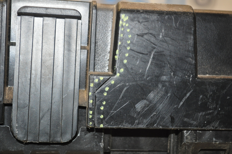 Underhood fuse box Chrysler 200 15-17 2.4 cracks on the cover, broken fasteners