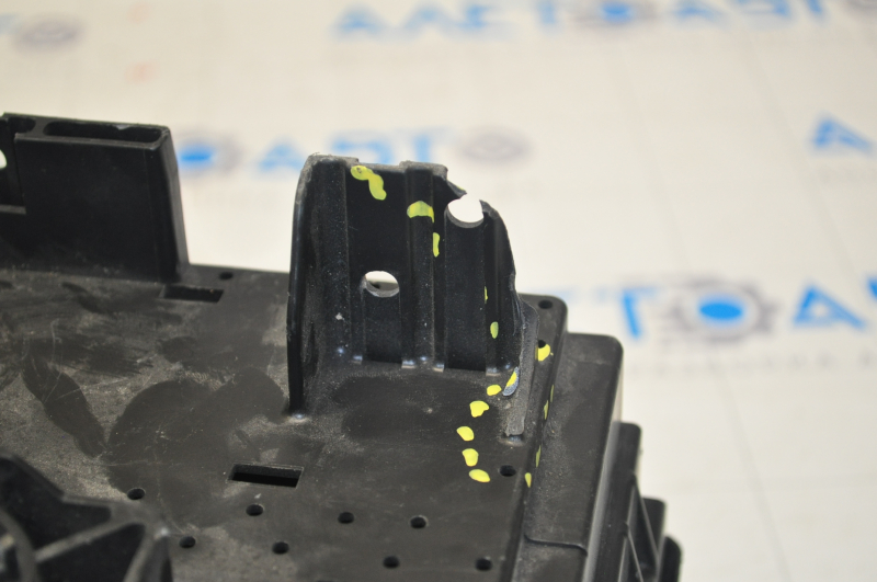 Underhood fuse box Chrysler 200 15-17 2.4 cracks on the cover, broken fasteners