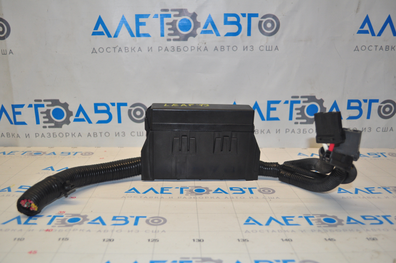 Nissan Leaf 11-17 left narrow underhood fuse box assembly
