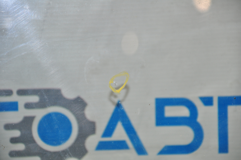 Windshield Nissan Rogue 14-18 sand, bumps, air on the edge, scratches