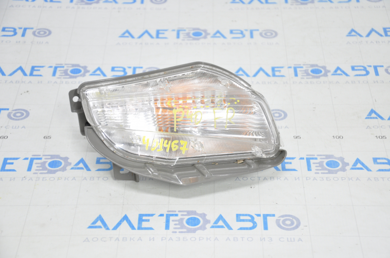 Right turn signal Toyota Prius V 12-14 prerest, scratches