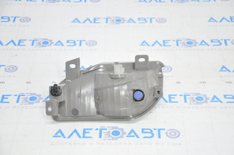 Right turn signal Toyota Prius V 12-14 prerest, scratches
