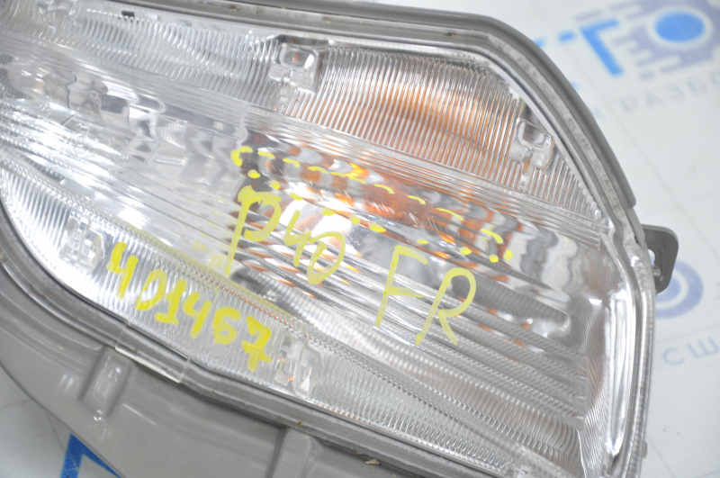 Right turn signal Toyota Prius V 12-14 prerest, scratches